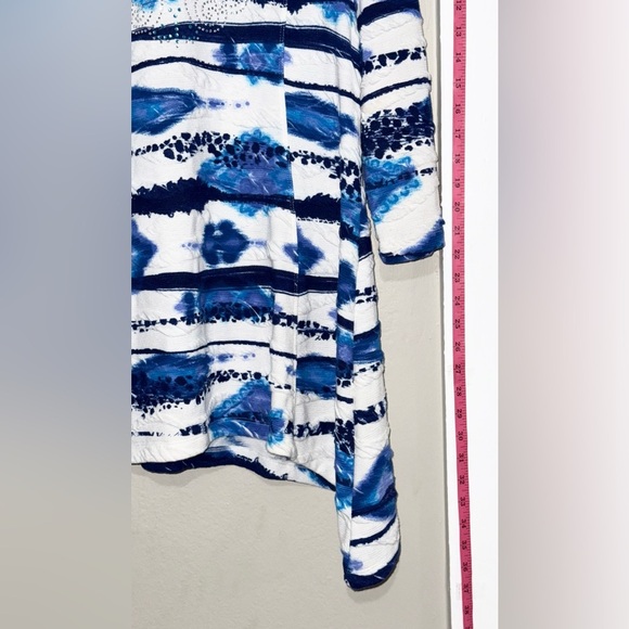 Múltiples Blue and White Patterned Long Sleeve Top- used size L mtp(26) - Picture 5 of 8